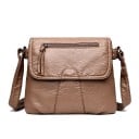 Dámská crossbody kabelka z měkké umělé kůže s vrásněným povrchem Klopa s kapsou na zip Nastavitelný popruh 25 x 22 x 3 cm 2