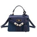 Dámská crossbody kabelka z pletené slámy a PU kůže Malá taška s uchem a popruhem přes rameno Klopa s kovovým zapínáním 19,5 x 8,5 x 15 cm 4