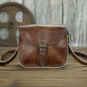 Dámska crossbody kabelka z pravej kože Sedlový tvar s klopou a kovovou prackou Vintage vzhľad Dlhý popruh cez rameno 18,5 x 7,5 x 15 cm 5
