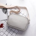Dámska crossbody kabelka z PU kože Malá obdĺžniková kabelka cez rameno so širokým textilným popruhom a kovovými karabinami 19 x 14 cm 3