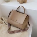 Dámska crossbody kabelka z PU kože s horným uškom a klopou Kabelka do ruky aj cez rameno so širokým vzorovaným popruhom 29,5 x 23 x 12 cm 1