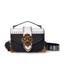 Dámska crossbody kabelka z PU kože s klopou Ozdoba vo tvare lví hlavy Kovové cvočky a rohy Ucho a široký popruh 20 x 15 x 6 cm 2