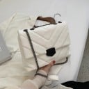 Dámska crossbody kabelka z PU kože s prešívaním do tvaru V Kabelka cez rameno s reťazkovým popruhom a kovovou sponou 28 x 19,5 x 8 cm 2