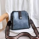 Dámska crossbody kabelka z PU kože Široký pruhovaný popruh na karabínkach Predný pásik s kovovou koncovkou Rozmer 22 x 19 x 11 cm 4