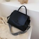 Dámská crossbody kabelka z PU kůže s horním uchem a klopou Kabelka do ruky i přes rameno se širokým vzorovaným popruhem 29,5 x 23 x 12 cm 2