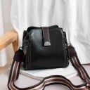 Dámská crossbody kabelka z PU kůže Široký pruhovaný popruh na karabinkách Přední pásek s kovovou koncovkou Rozměr 22 x 19 x 11 cm 2