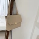 Dámská crossbody kabelka z umělé kůže s klopou Kovové zapínání zlaté barvy Široký popruh přes rameno Obdélníkový tvar 28 x 22 x 10 cm 1