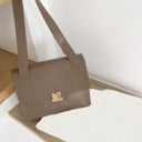 Dámska crossbody kabelka z umelej kože s klopou Kovové zapínanie zlaté farby Široký popruh cez rameno Obdĺžnikový tvar 28 x 22 x 10 cm 3