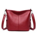 Dámska crossbody kabelka z umelej kože Zrnitý povrch Popruh cez rameno s kovovými karabinami Ozdobné strapce na reťazci 25 x 21 x 10 cm 2