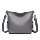 Dámska crossbody kabelka z umelej kože Zrnitý povrch Popruh cez rameno s kovovými karabinami Ozdobné strapce na reťazci 25 x 21 x 10 cm 3