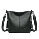 Dámska crossbody kabelka z umelej kože Zrnitý povrch Popruh cez rameno s kovovými karabinami Ozdobné strapce na reťazci 25 x 21 x 10 cm 6