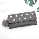Dámska dlhá peňaženka s klopou a bielymi srdiečkami Drobné kovové cvočky Chlpatá bambuľka na retiazke Umelá koža 19 x 9,5 x 1,5 cm 6