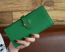 Dámska dlhá peňaženka z kože a polyesteru S klopou a kovovou prackou Zrnitý povrch Štíhly tvar Elegantný doplnok do kabelky 9