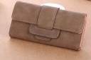 Dámska dlhá peňaženka z umelej kože s klopou a zapínaním na gombík Okienko na preukaz Priehradky na karty a bankovky 19 x 2 x 9,5 cm 2