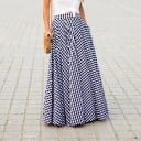 Dámska dlhá sukňa s drobným kostkovaným vzorom a vysokým pásom Široký naberaný strih s vreckami Maxi dĺžka až po členky Polyester 1