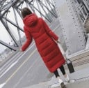 Dámska dlhá zimná páperová bunda s kapucňou Prešívané komory Dĺžka pod kolená Bočné vrecká Vrchný materiál z polyesteru Výplň z peria 5
