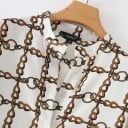 Dámská dlouhá bílá halenka s hnědým řetězovým vzorem a dlouhým rukávem Stojáček s výstřihem do V Delší zadní díl Polyester a spandex 5
