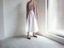 Dámská dlouhá bílá sukně v áčkovém střihu Splývavá hladká látka Svislé dělicí švy Skrytý zip Polyester Jednoduchý elegantní vzhled 5