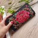 Dámská dlouhá peněženka s barevnou výšivkou velkého květu a kvetoucích větviček Zapínání na zip Rozměry 19 x 9,5 x 2 cm 1