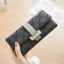 Dámská dlouhá peněženka s chlopní a přezkou Pásek v kontrastním odstínu Ražený květinový vzor Umělá PU kůže 19 x 9,5 x 2,3 cm 2