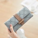 Dámská dlouhá peněženka s chlopní a přezkou Pásek v kontrastním odstínu Ražený květinový vzor Umělá PU kůže 19 x 9,5 x 2,3 cm 5