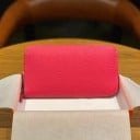 Damska długa portmonetka z prawdziwej skóry z zamkiem błyskawicznym wokół Chropowata powierzchnia Zaokrąglone rogi Smukły elegancki kształt Wymiary 3