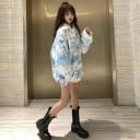 Dámská džínová bunda s batikovaným vzorem Světle modrá a bílá Volný oversize střih Zapínání na knoflíky Náprsní kapsy Polyester s bavlnou 3