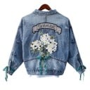 Dámska džínová bunda s kvetinovou aplikáciou na chrbte Stuhy na rukávoch Ozdobné trhliny Náprsné vrecká Modrý sepraný denim Bavlna a polyester 1