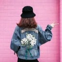 Dámska džínová bunda s kvetinovou aplikáciou na chrbte Stuhy na rukávoch Ozdobné trhliny Náprsné vrecká Modrý sepraný denim Bavlna a polyester 4