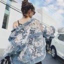 Dámska džínová bunda s priesvitnými časťami a kvetinovou výšivkou Sieťované rukávy a chrbát Rozstrapkané okraje Oversize strih Polyester 8