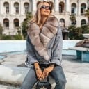 Dámska džínová bunda s veľkým golierom z líščej kože Sepraný denim s mramorovaným efektom Roztrhnuté okraje rukávov a lemu 6