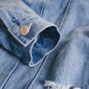 Dámská džínová bunda s velkým motivem vrčícího psa na zádech Prodřené detaily Kovové knoflíky Klasický střih Světle modrá Bavlna a polyester 5