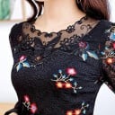Dámská elegantní černá halenka s krajkou a barevným květinovým našíváním Dlouhé krajkové rukávy Průsvitný tyl u výstřihu Polyester 2