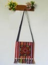 Dámska etno kabelka cez rameno z tkaných pruhovaných látok Farebné strapce Dlhý popruh Plátno a polyester Rozmery 25 x 28 cm Boho štýl 5