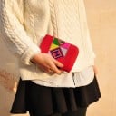 Dámská etno peněženka s barevnou geometrickou výšivkou Zapínání na zip kolem okrajů Materiál PU kůže a polyester 15 x 10 x 2 cm 2