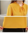 Dámska halenka s kvetinovým vzorom na rukávoch Volánkový golier s viazaním pri krku Dlhý rukáv s naberanou manžetou Polyester a acetát 9