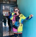 Dámska jarná bunda bomber s farebnými flitrami Geometrické vzory Duhové lemy Stojáčik Dlhší voľnejší strih Zapínanie na zips Polyester 3