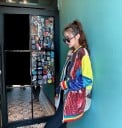 Dámska jarná bunda bomber s farebnými flitrami Geometrické vzory Duhové lemy Stojáčik Dlhší voľnejší strih Zapínanie na zips Polyester 5