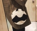 Dámska kabelka cez rameno 19 x 19 x 8 cm v tvare diabla s rohmi a netopierími krídlami Kulatá chlupatá crossbody kabelka s chvostom a reťazkom 2