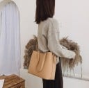 Dámska kabelka cez rameno z PU kože 30 x 25 x 14 cm Minimalistický tvar so 2 ušami a dlhým popruhom Matný hladký povrch 3