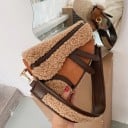 Dámska kabelka cez rameno z umelej kožušiny a PU kože Sedlový tvar Široký popruh s umelou kožušinou Ozdobné pásky Rozmery 23 x 19 x 8 cm 7