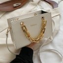 Dámská kabelka do ruky 20 x 14 x 9 cm Ražený plazí vzor Masivní řetězové ucho ve zlatém odstínu Dlouhý popruh přes rameno i crossbody 3