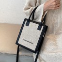 Dámska kabelka do ruky aj cez rameno 19,5 x 23 x 9 cm Obdĺžnikový tvar Kontrastné lemovanie Dve krátke uši Nastaviteľný dlhý popruh 6