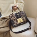 Dámská kabelka do ruky i přes rameno s leopardím vzorem Zlatý řetízek a kovové cvočky Klopa se zapínáním Nastavitelný popruh PU kůže 5
