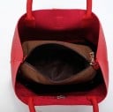 Dámská kabelka do ruky i přes rameno z umělé kůže Kbelíkový tvar Dvě ucha Dlouhý popruh Zlaté kovové zapínání 29 x 22 x 13 cm 7