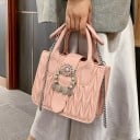 Dámska kabelka do ruky s reťazkovým popruhom z umelej kože Vlnité prešívanie Ozdobná pracka s kamienkami Dve uši 22 x 17 x 8 cm 7