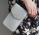 Dámská kabelka na mobil 19,5 x 14 x 1 cm Klopa s kovovou ozdobou ve tvaru srdce Dlouhý tenký popruh Nošení přes rameno i přes tělo 14
