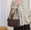 Dámská kabelka pod paži se vzorem krokodýlí kůže Krátký ramenní popruh s přezkou Zapínání na zip PU kůže a polyester 23 x 15 x 3,5 cm 5