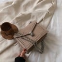 Dámská kabelka přes rameno 19 x 15 x 8 cm Hladký povrch se stříbrnými cvočky Obálková klopa s kovovým zapínáním Řetízkový popruh 2