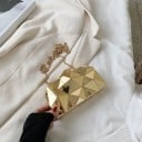 Dámska kabelka psaníčko s geometrickým fazetovým povrchom Pevné telo so zrkadlovým leskom Spona a retiazkový popruh Plast 17 x 10 x 4 cm 3